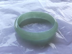 氷翡翠卵形バングル