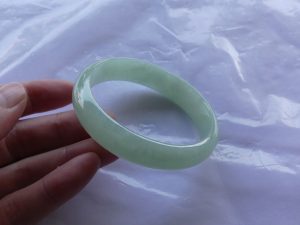 氷翡翠卵形バングル