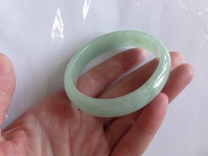 氷翡翠卵形バングル　薄翠
