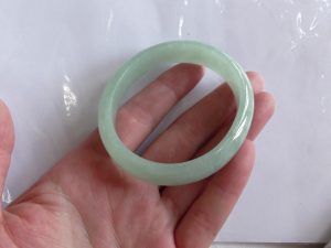 卵形翡翠バングル