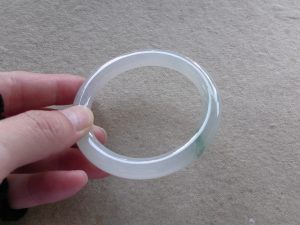 氷翡翠(ひすい)バングル