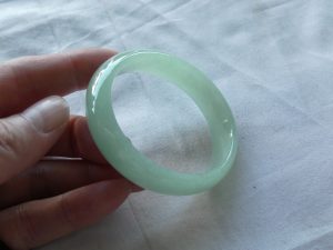 氷翡翠卵形バングル