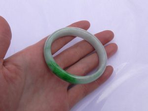 本翡翠卵形バングル
