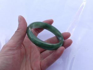 本翡翠（ヒスイ）卵形バングル