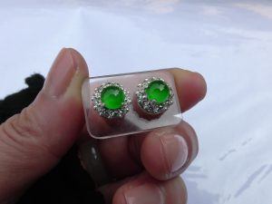 蛍光翡翠ピアス