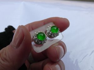 蛍光翡翠ピアス