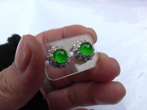 蛍光翡翠ピアス