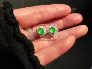 蛍光翡翠ピアス