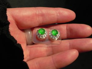 蛍光翡翠ピアス