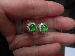 蛍光翡翠ピアス