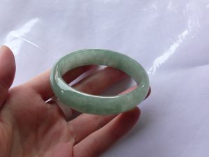 楕円形翡翠バングル