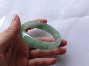 楕円形翡翠バングル