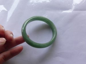 楕円形翡翠バングル