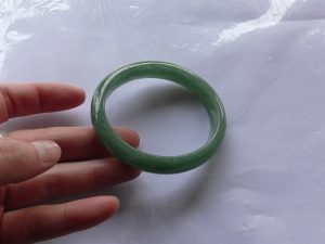 楕円形翡翠バングル