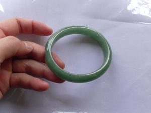 楕円形翡翠バングル