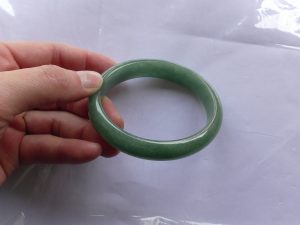 楕円形翡翠バングル