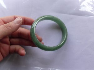 楕円形翡翠バングル