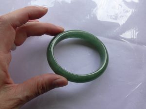楕円形翡翠バングル