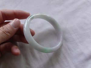 たまご型翡翠バングル