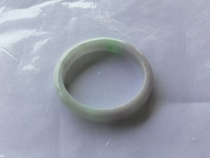 たまご型翡翠バングル