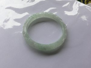 氷翡翠彫刻バングル