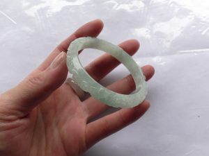 氷翡翠彫刻バングル