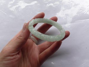 氷翡翠彫刻バングル