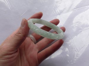 氷翡翠彫刻バングル