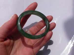 卵型翡翠バングル