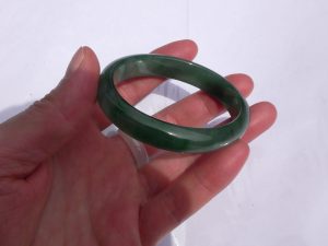 卵型翡翠バングル