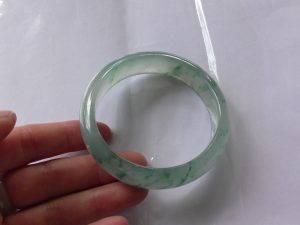 氷翡翠バングル