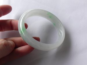 卵型翡翠バングル