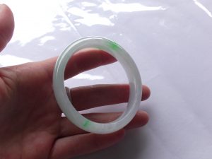 卵型翡翠バングル