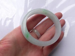 卵型翡翠バングル