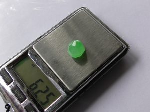 ろうかん翡翠セミカットルース