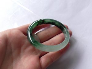 氷翡翠卵型バングル