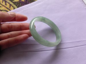 氷翡翠卵型バングル