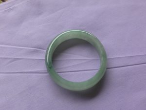 氷翡翠卵型バングル