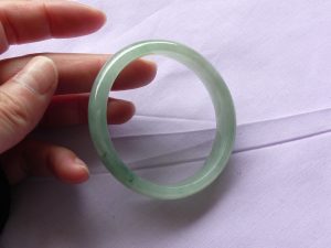 氷翡翠卵型バングル