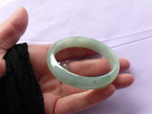 氷翡翠卵型バングル