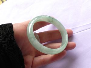 氷翡翠卵型バングル
