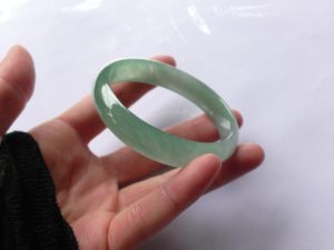 氷翡翠卵型バングル