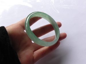 氷翡翠卵型バングル