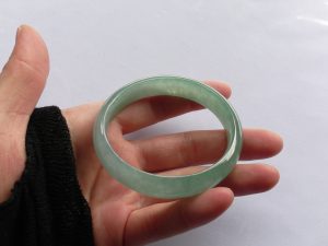 氷翡翠卵型バングル
