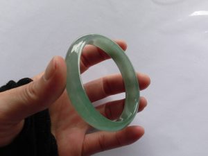 氷翡翠卵型バングル