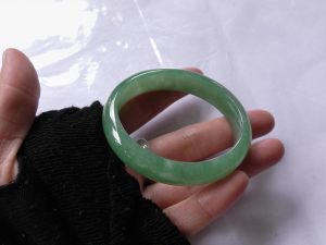 本翡翠卵型バングル