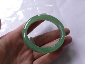本翡翠卵型バングル