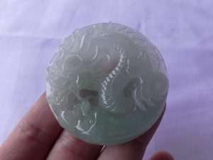 氷翡翠カービング　ドラゴン氷桜
