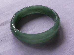 翡翠バングル