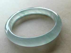 氷翡翠卵型バングル